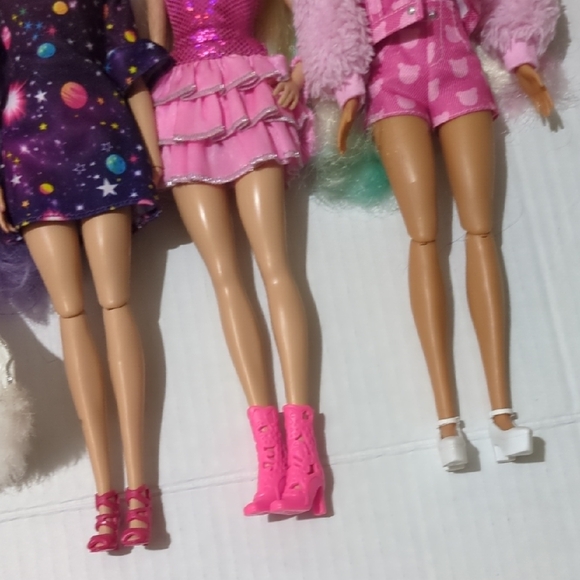 Fashion Doll Set with Colorful Outfits - Picture 4 of 12